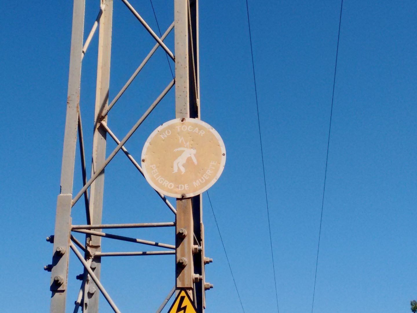 Una torre de electricidad.