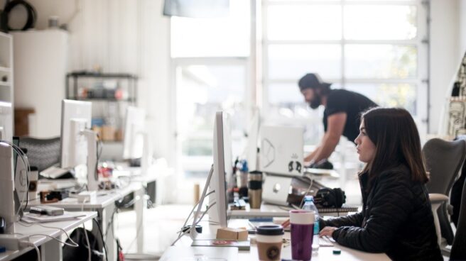 trabajadores de oficina que ejercicio practicar Varios empleados trabajan en una oficina.