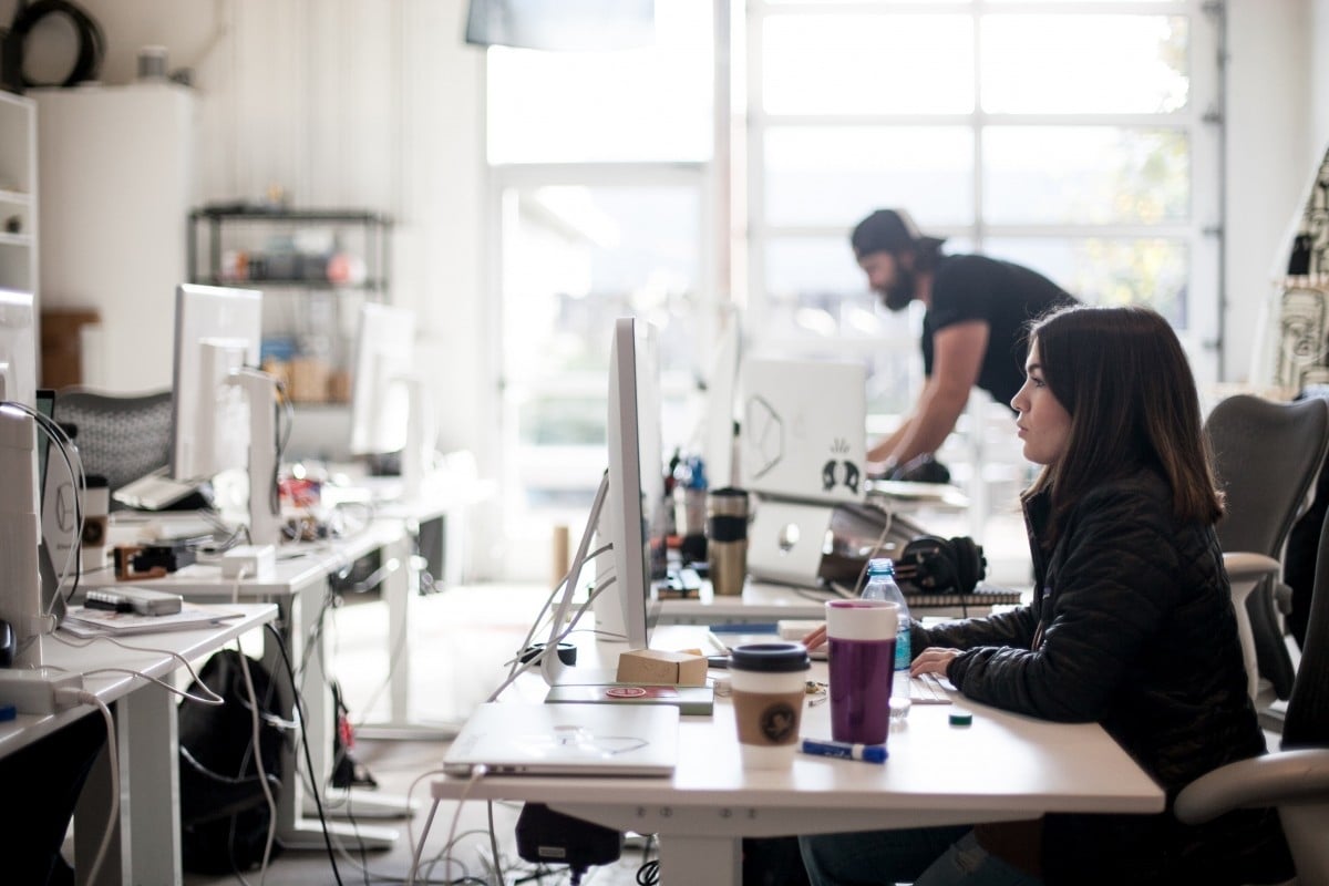 Varios empleados trabajan en una oficina.