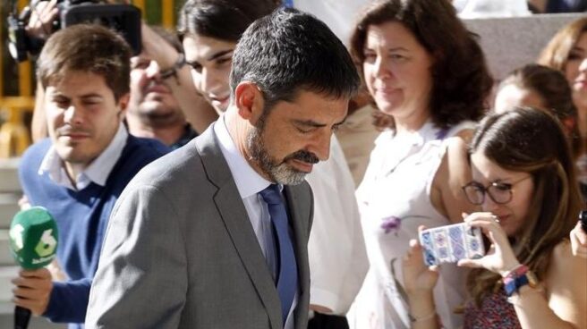 Interior no suspenderá de empleo a Trapero pero lo destinará a tareas burocráticas Josep Lluís Trapero, dirigiéndose a la Audiencia Nacional para declarar ante la magistrada Carmen Lamela.
