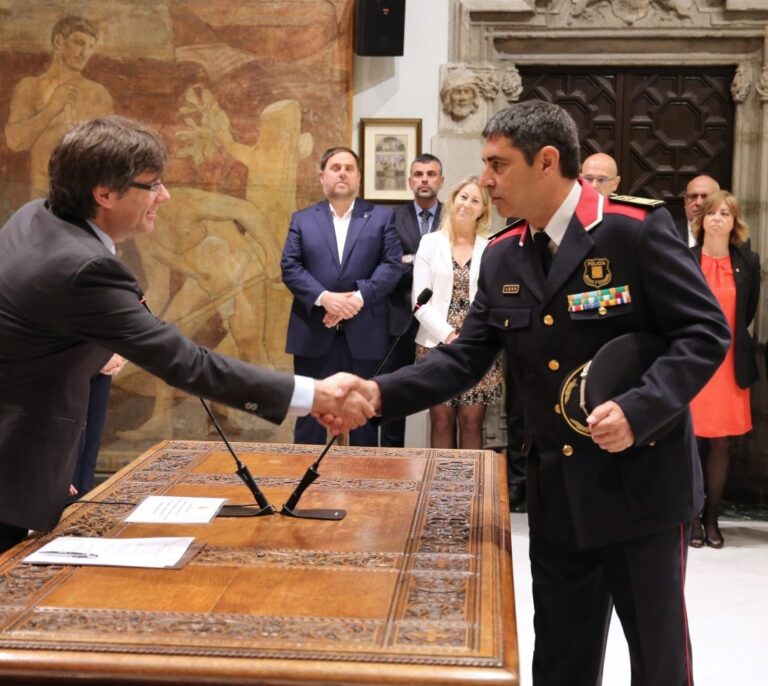 La Guardia Civil acusa a Trapero de "inacción flagrante" el 1-O en conexión con Puigdemont y Junqueras