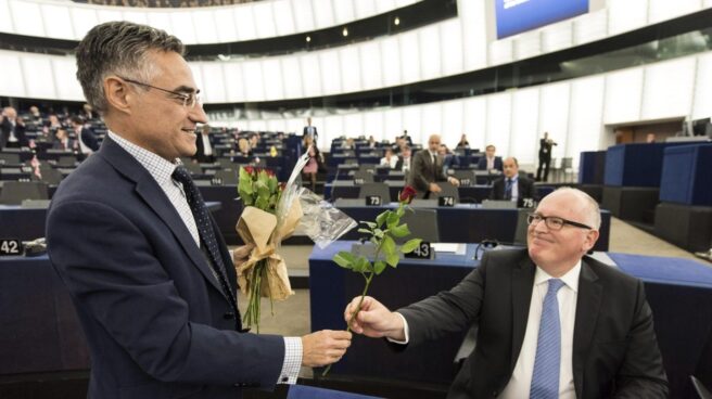 tremosa_rosas_parlamento El eurodiputado del PDeCat, Ramón Tremosa, reparte rosas entre los portavoces del Parlamento Europeo.