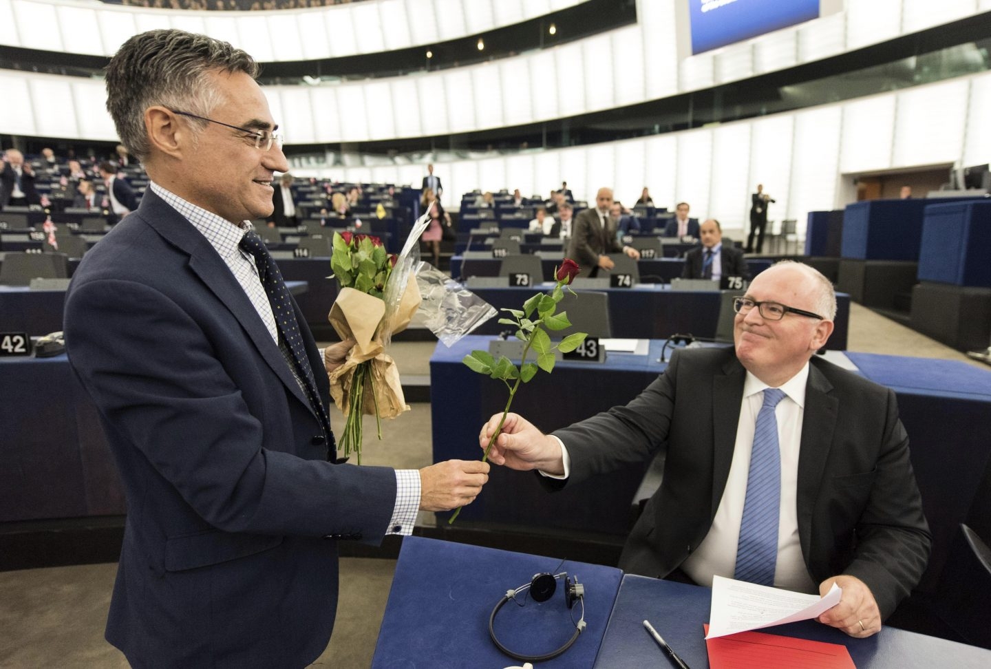El eurodiputado del PDeCat, Ramón Tremosa, reparte rosas entre los portavoces del Parlamento Europeo.