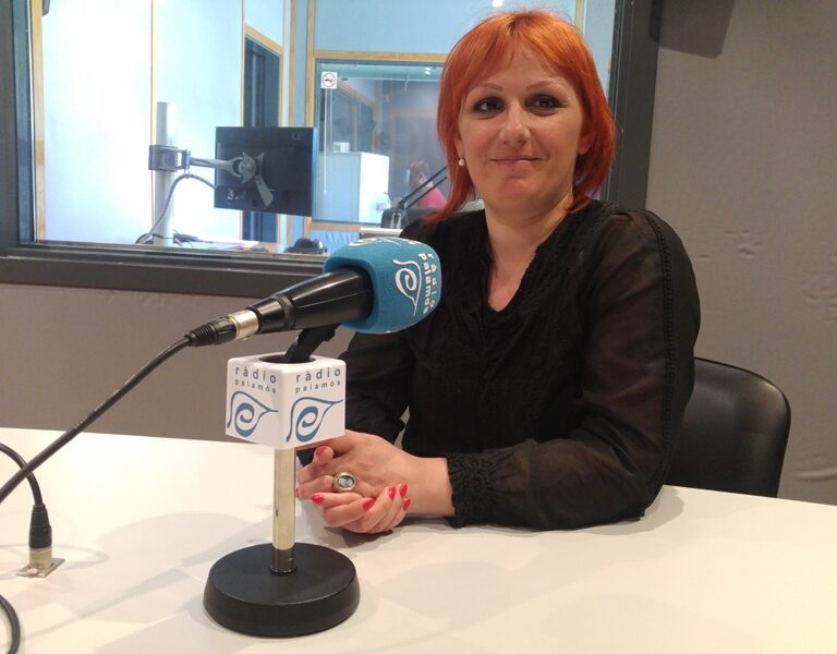 Una concejal del PP en Palamós rompe el carnet del partido por la "brutalidad" del 1-O