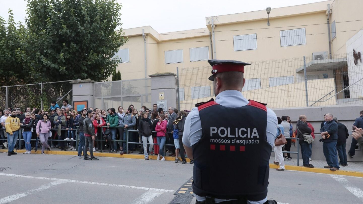 Colas para votar el 1-O en el IES Montbui, de Santa Margarida de Montbui (Barcelona) ante la pasividad de los Mossos.
