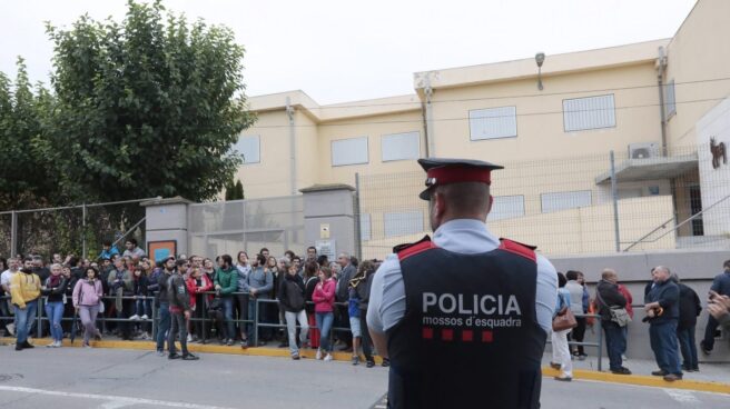 Colas para votar el 1-O en el IES Montbui, de Santa Margarida de Montbui (Barcelona) ante la pasividad de los Mossos.