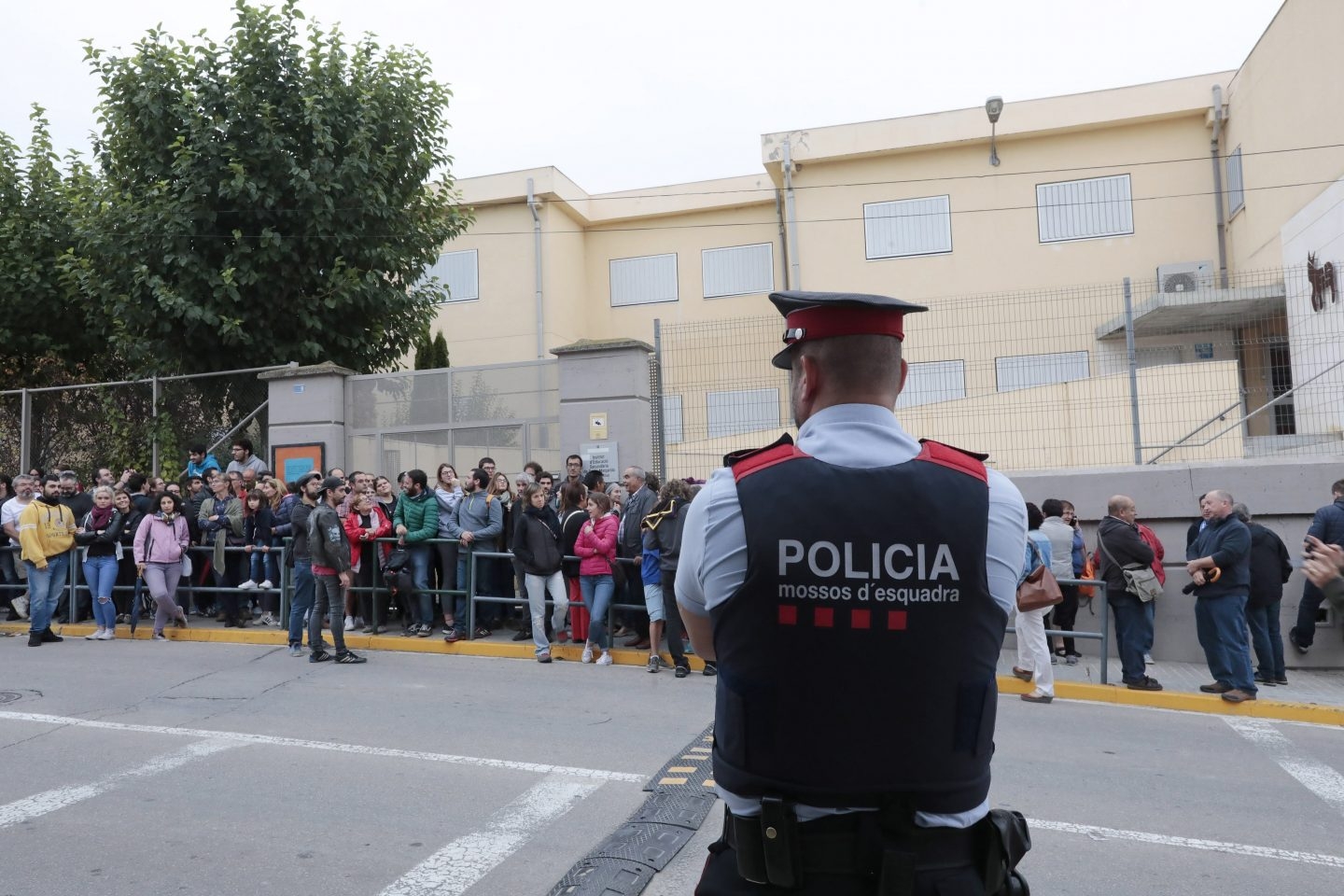 Colas para votar el 1-O en el IES Montbui, de Santa Margarida de Montbui (Barcelona) ante la pasividad de los Mossos.