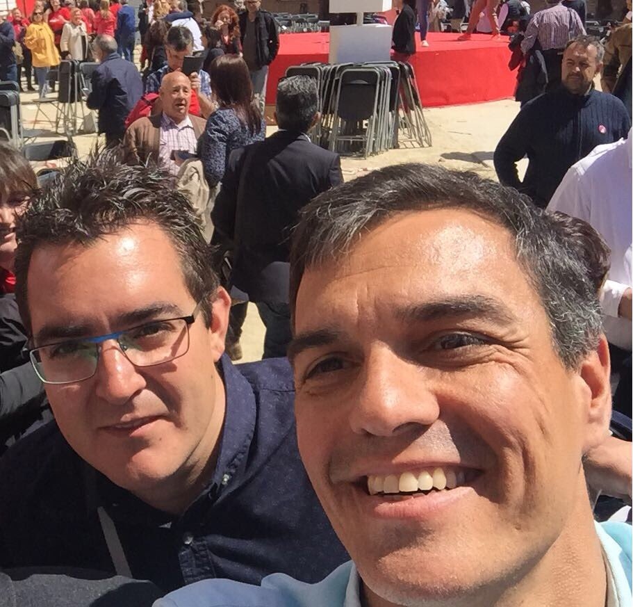 El ex secretario de organización del PSC de Manresa, Xavier Vera, junto a Pedro Sánchez.