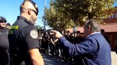Zoido homenajea al guardia civil que ayudó a proteger a un niño el 1-O