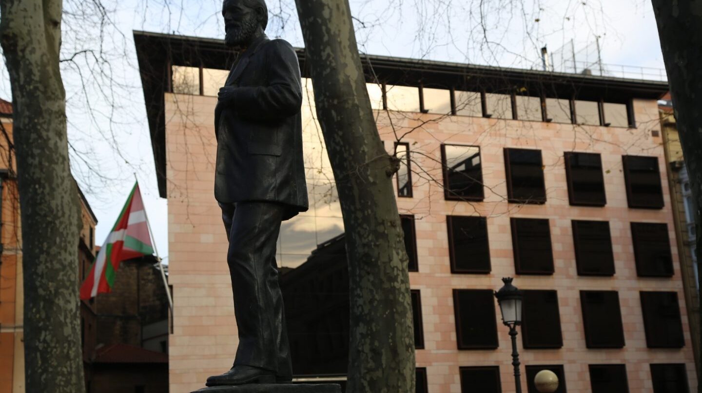 Estatua de Sabino Arana ante la sede de la formación nacionalista, levantada en el mismo solar en el que se encontraba la vivienda familiar del fundador del PNV.