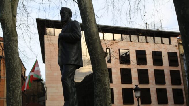Estatua de Sabino Arana ante la sede de la formación nacionalista, levantada en el mismo solar en el que se encontraba la vivienda familiar del fundador del PNV. Estatua de Sabino Arana ante la sede de la formación nacionalista, levantada en el mismo solar en el que se encontraba la vivienda familiar del fundador del PNV.