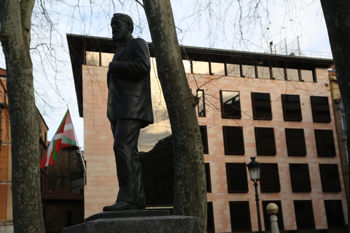 Estatua de Sabino Arana ante la sede de la formación nacionalista, levantada en el mismo solar en el que se encontraba la vivienda familiar del fundador del PNV.