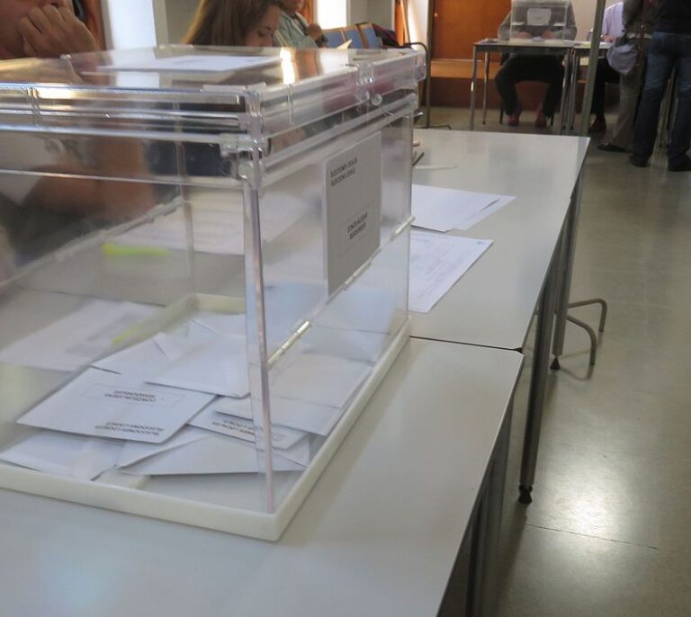 La letra pequeña del 21-D: de subvenciones millonarias al voto por correo de Puigdemont