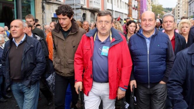 Andoni Ortuzar, junto a otros cargos y dirigentes del PNV, durante una de las manifestaciones de 'Gure esku dago' en favor del 'procés' en Cataluña.