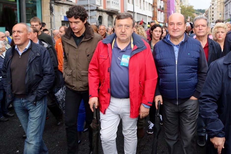 Andoni Ortuzar, junto a otros cargos y dirigentes del PNV, durante una de las manifestaciones de 'Gure esku dago' en favor del 'procés' en Cataluña.