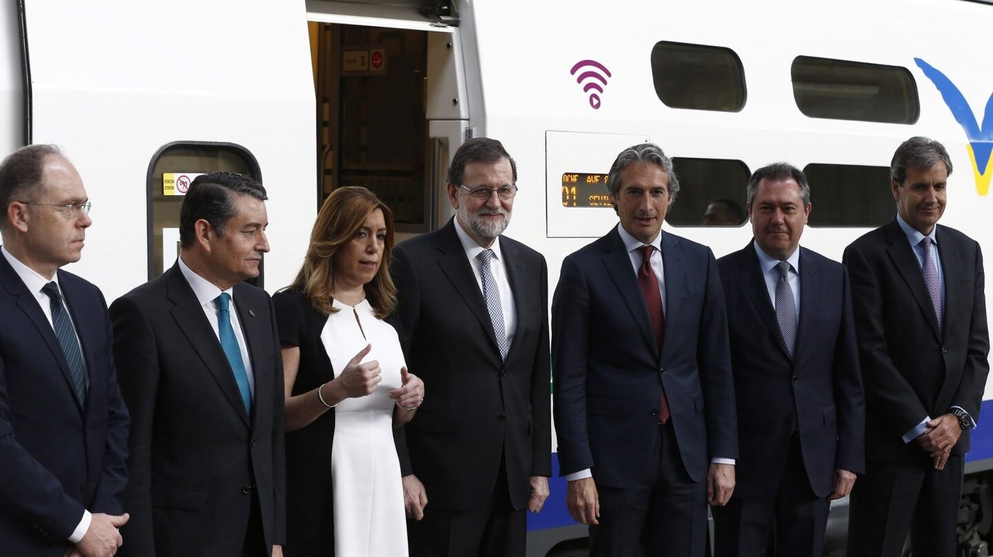 Juan Bravo (primero por la izquierda) en la celebración del 25 aniversario del AVE, en abril.