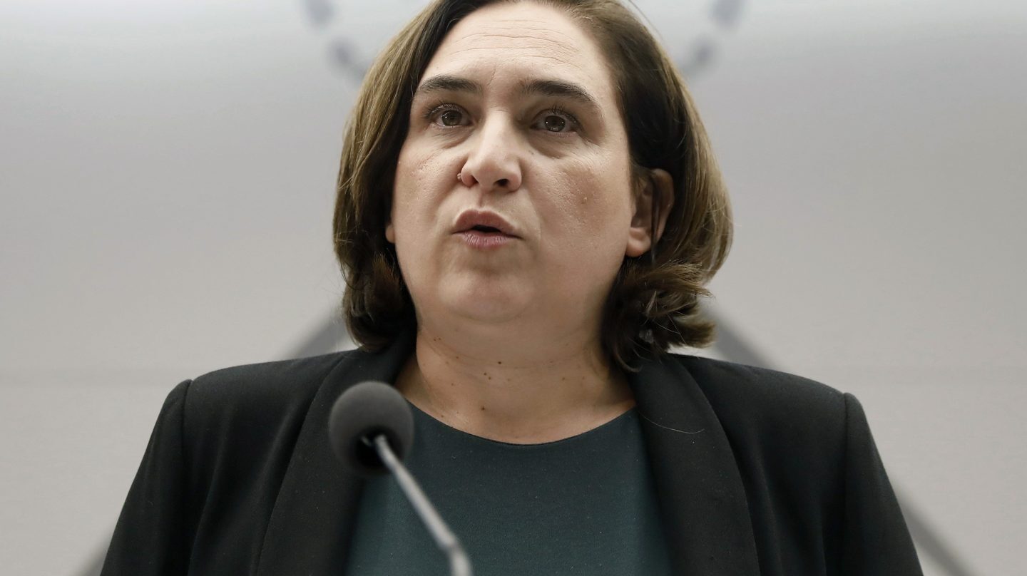La alcaldesa de Barcelona, Ada Colau, durante una declaración institucional.