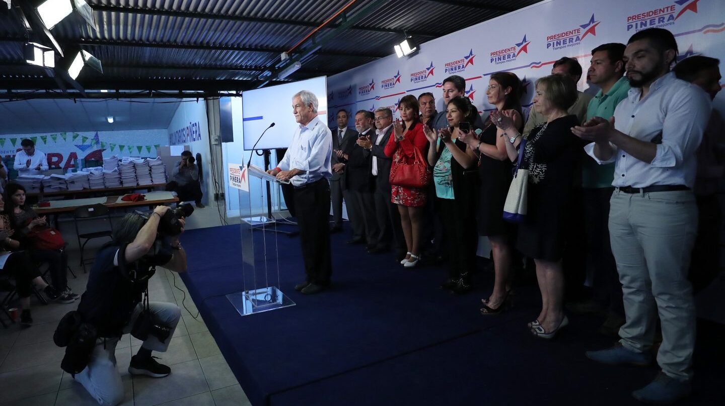 El candidato derechista a la Presidencia de Chile, Sebastián Piñera, habla durante una acto de campaña.