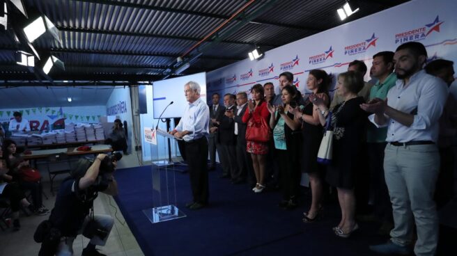 El candidato derechista a la Presidencia de Chile, Sebastián Piñera, habla durante una acto de campaña.