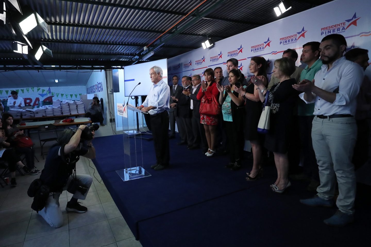 El candidato derechista a la Presidencia de Chile, Sebastián Piñera, habla durante una acto de campaña.