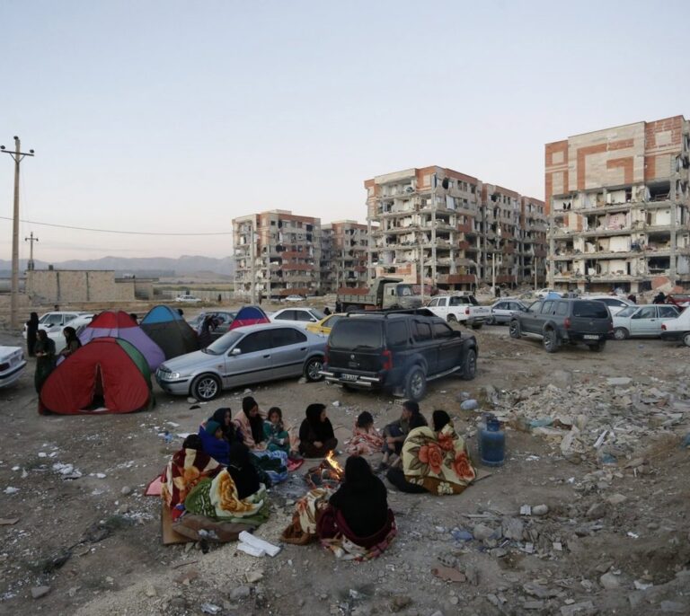 Más de 320 muertos tras un terremoto en la frontera entre Irán e Irak