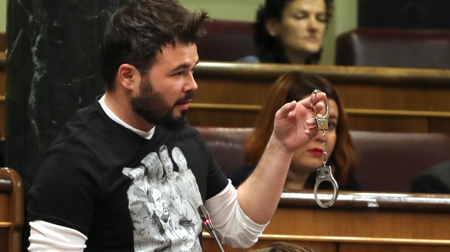 Gabriel Rufián muestra las esposas en el Congreso.