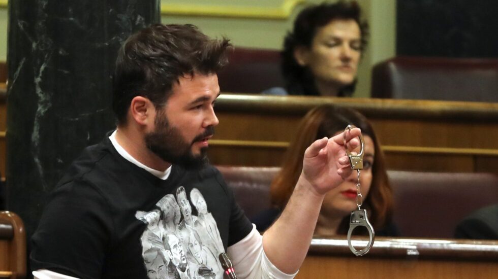 Gabriel Rufián muestra las esposas en el Congreso.