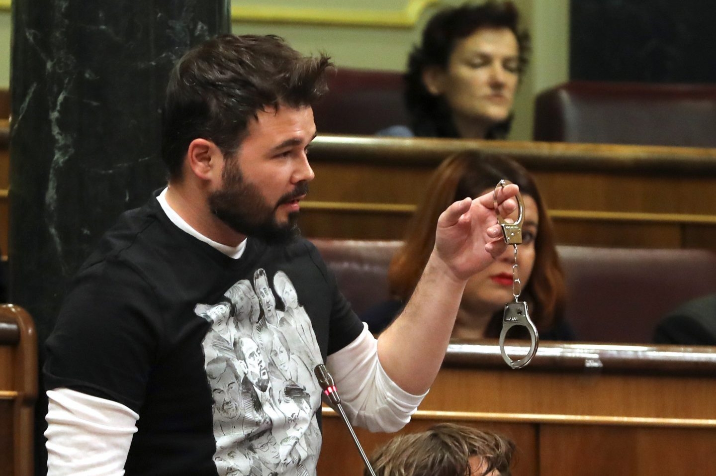 Gabriel Rufián muestra las esposas en el Congreso.