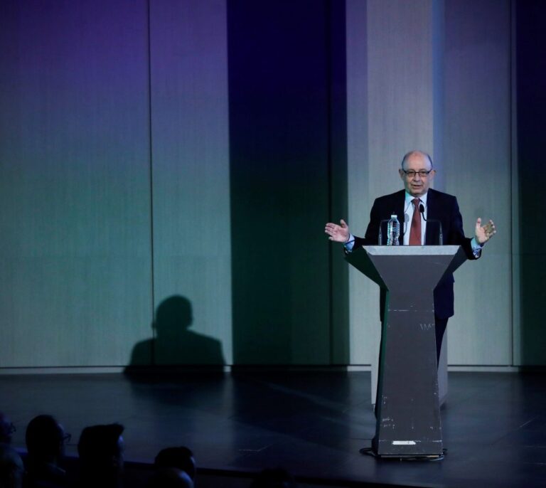 Varapalo de Montoro a eBay y Wallapop: las compras entre particulares pagarán impuestos