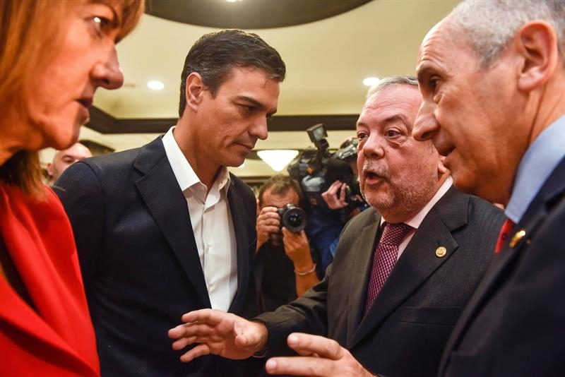 Pedro Sánchez, junto a Idoia Mendia y los consejeros del Gobierno Vasco, Pedro Azpiazu y Josu Erkoreka.