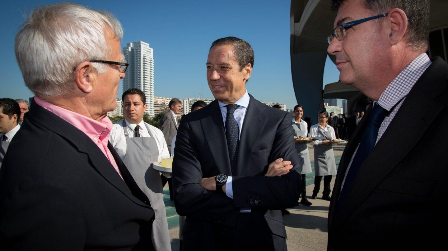 El ex presidente de la Comunidad Valenciana, Eduardo Zaplana,, conversa con el alcalde de Valencia, Joan Ribó y el presidente de Les Corts, Enric Morera.