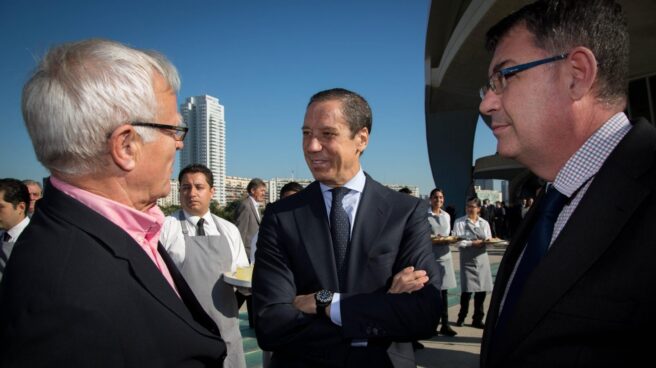 zaplana botella El ex presidente de la Comunidad Valenciana, Eduardo Zaplana,, conversa con el alcalde de Valencia, Joan Ribó y el presidente de Les Corts, Enric Morera.