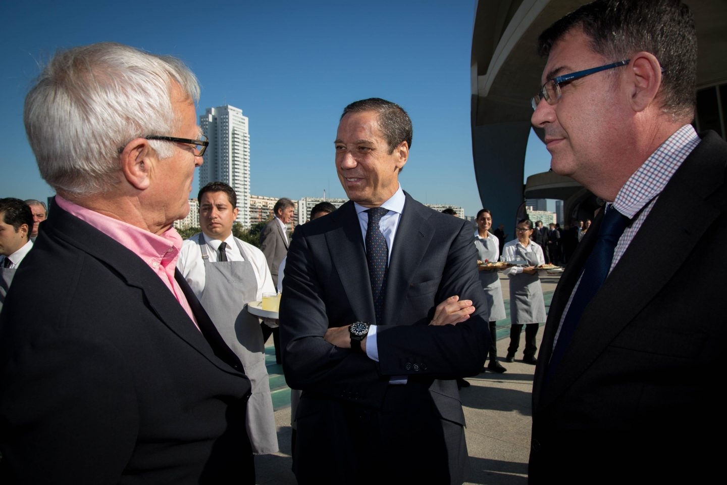 El ex presidente de la Comunidad Valenciana, Eduardo Zaplana,, conversa con el alcalde de Valencia, Joan Ribó y el presidente de Les Corts, Enric Morera.