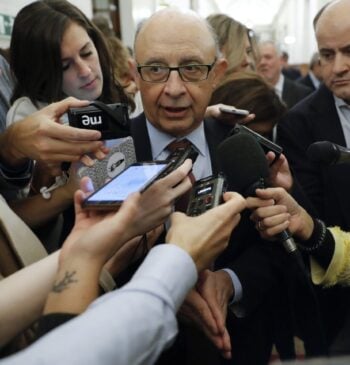 Los correos del 'caso Montoro' muestran que el ministro abusó de su [...]