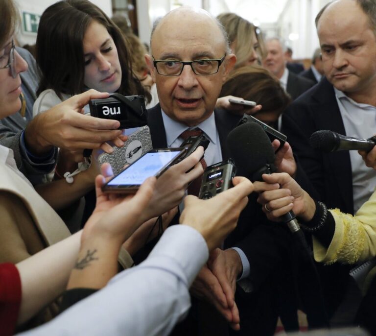 Los correos del 'caso Montoro' muestran que el ministro abusó de su poder al frente de Hacienda
