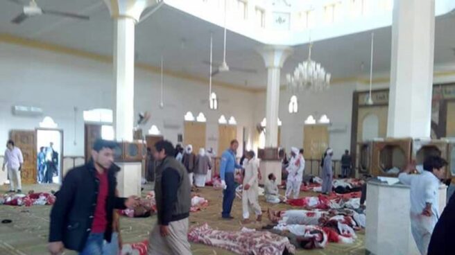 La mezquita de la península del Sinaí, en Egipto, tras el atentado.