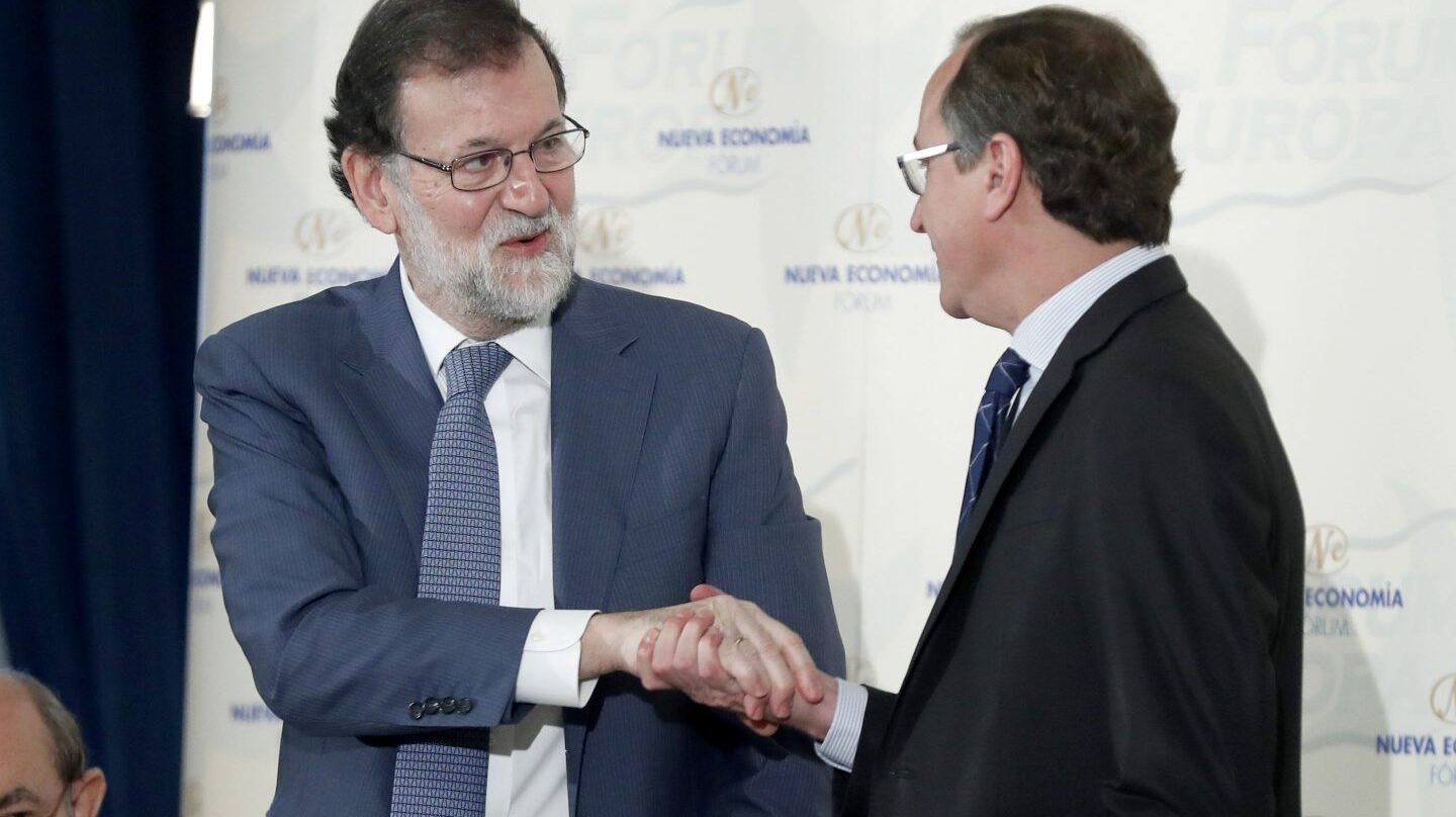 El jefe del Ejecutivo, Mariano Rajoy, saluda al presidente del PP del País Vasco, Alfonso Alonso, en un desayuno informativo.