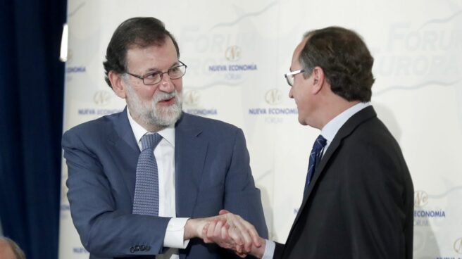 El jefe del Ejecutivo, Mariano Rajoy, saluda al presidente del PP del País Vasco, Alfonso Alonso, en un desayuno informativo.