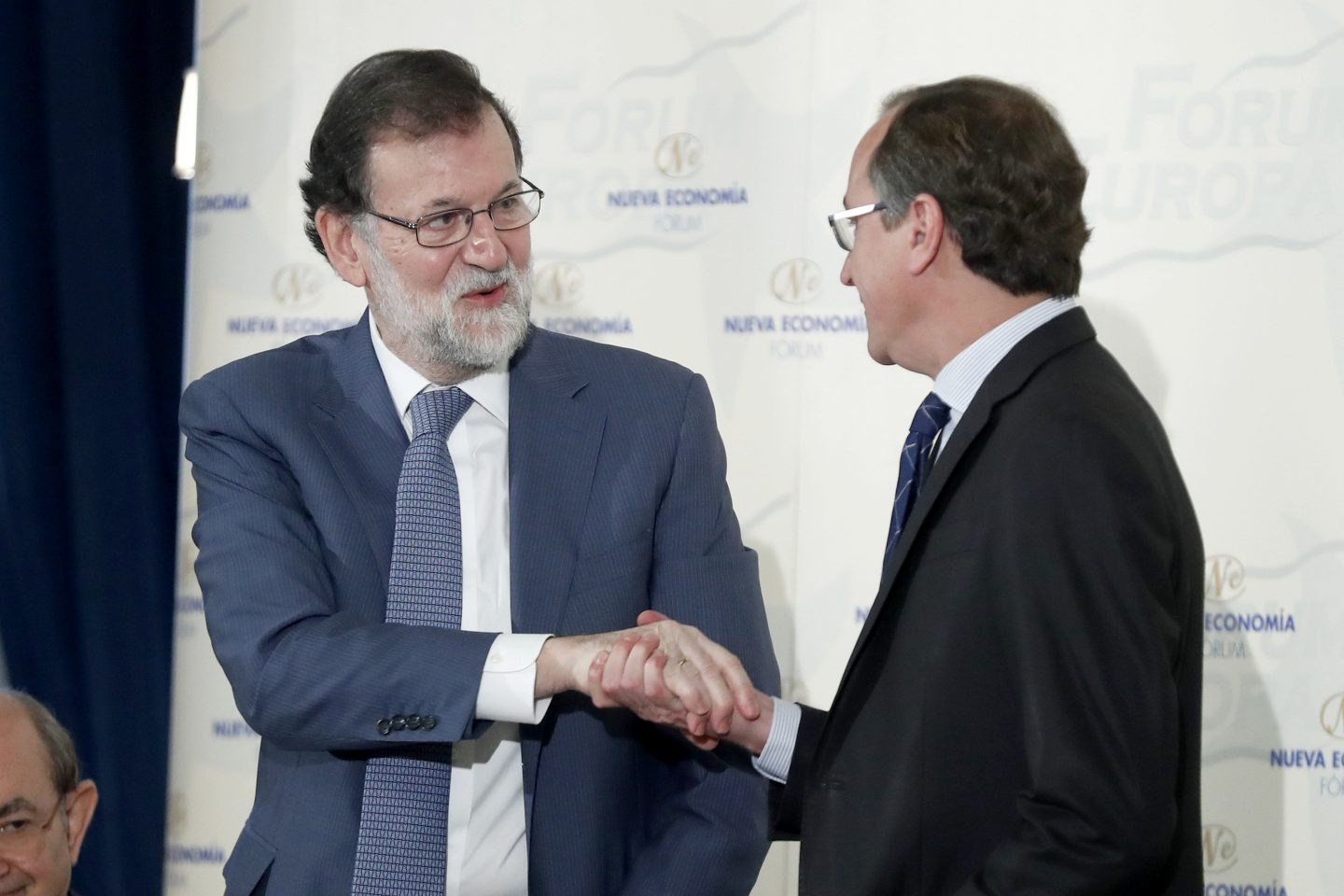 El jefe del Ejecutivo, Mariano Rajoy, saluda al presidente del PP del País Vasco, Alfonso Alonso, en un desayuno informativo.