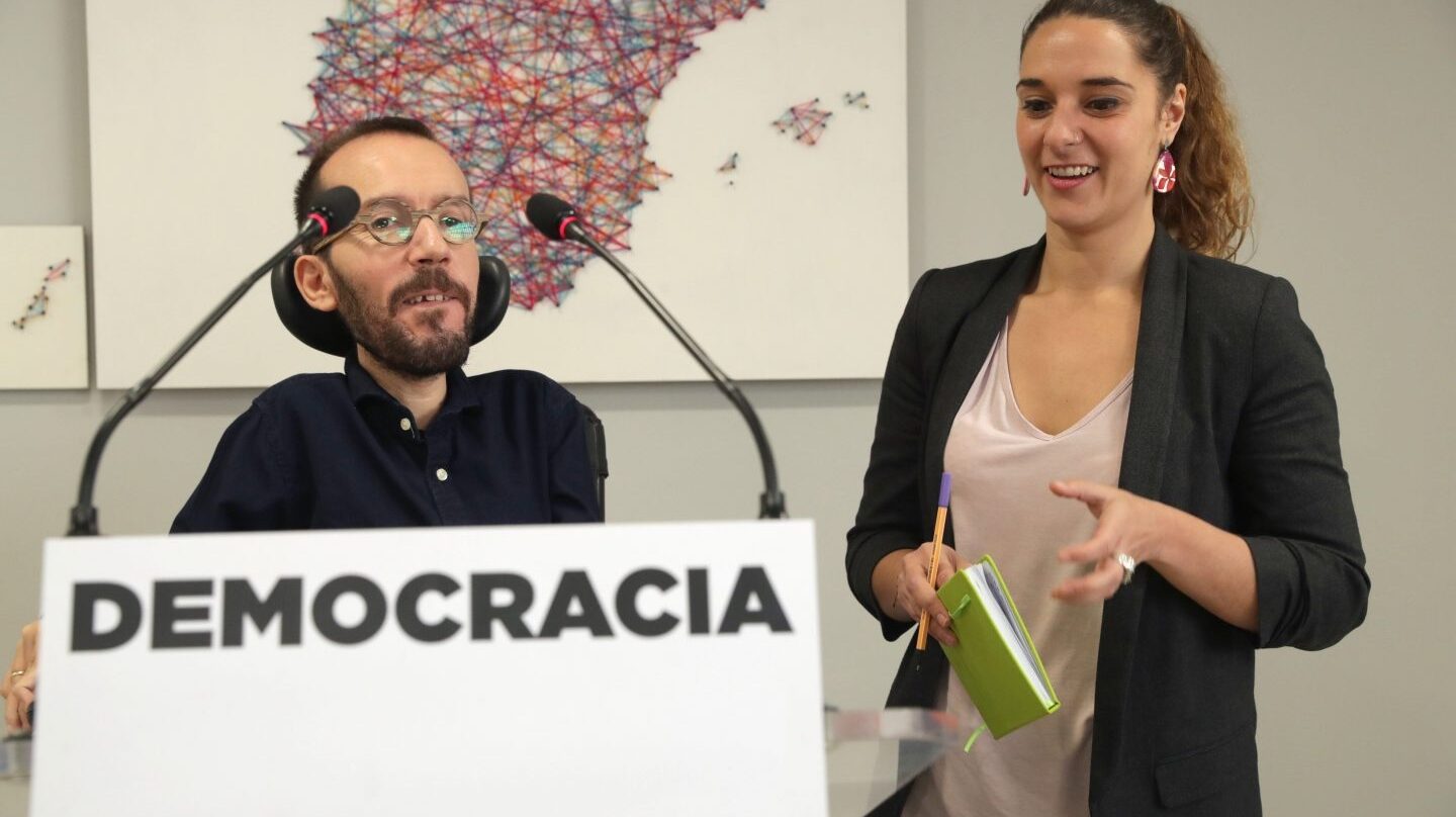 El secretario de Organización de Podemos, Pablo Iglesias, y la coportavoz de la Ejecutiva, Noelia Vera.