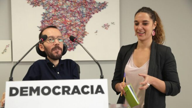El secretario de Organización de Podemos, Pablo Iglesias, y la coportavoz de la Ejecutiva, Noelia Vera.