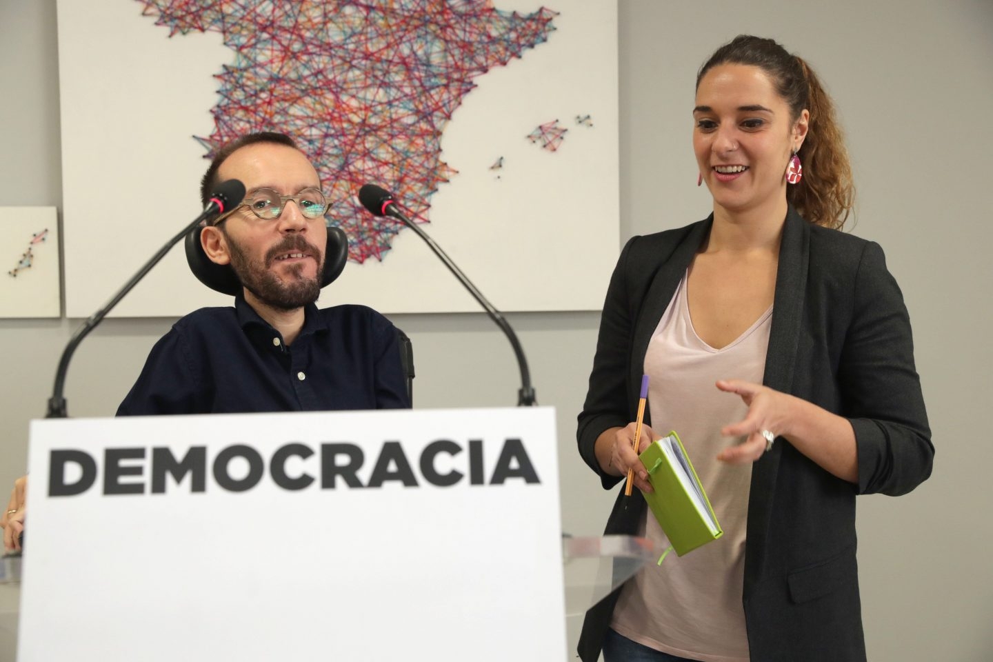El secretario de Organización de Podemos, Pablo Iglesias, y la coportavoz de la Ejecutiva, Noelia Vera.