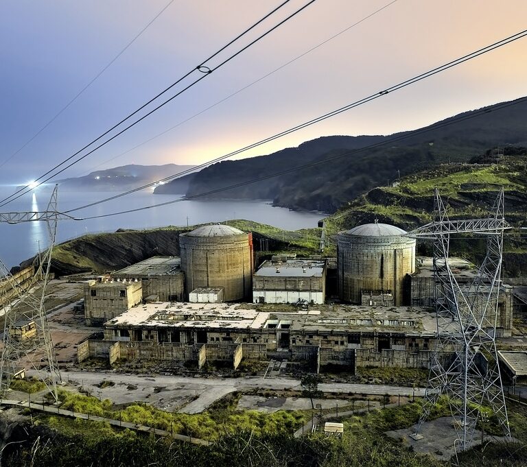 Lemóniz, de fortín nuclear a piscifactoría vigilada por dos agentes y un perro
