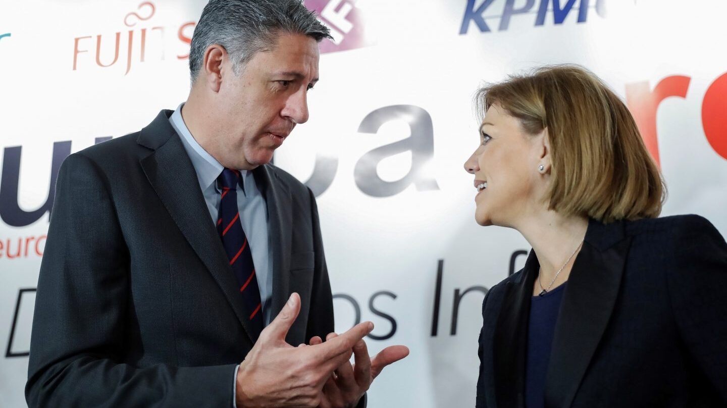 Xavier García Albiol charla con María Dolores de Cospedal.