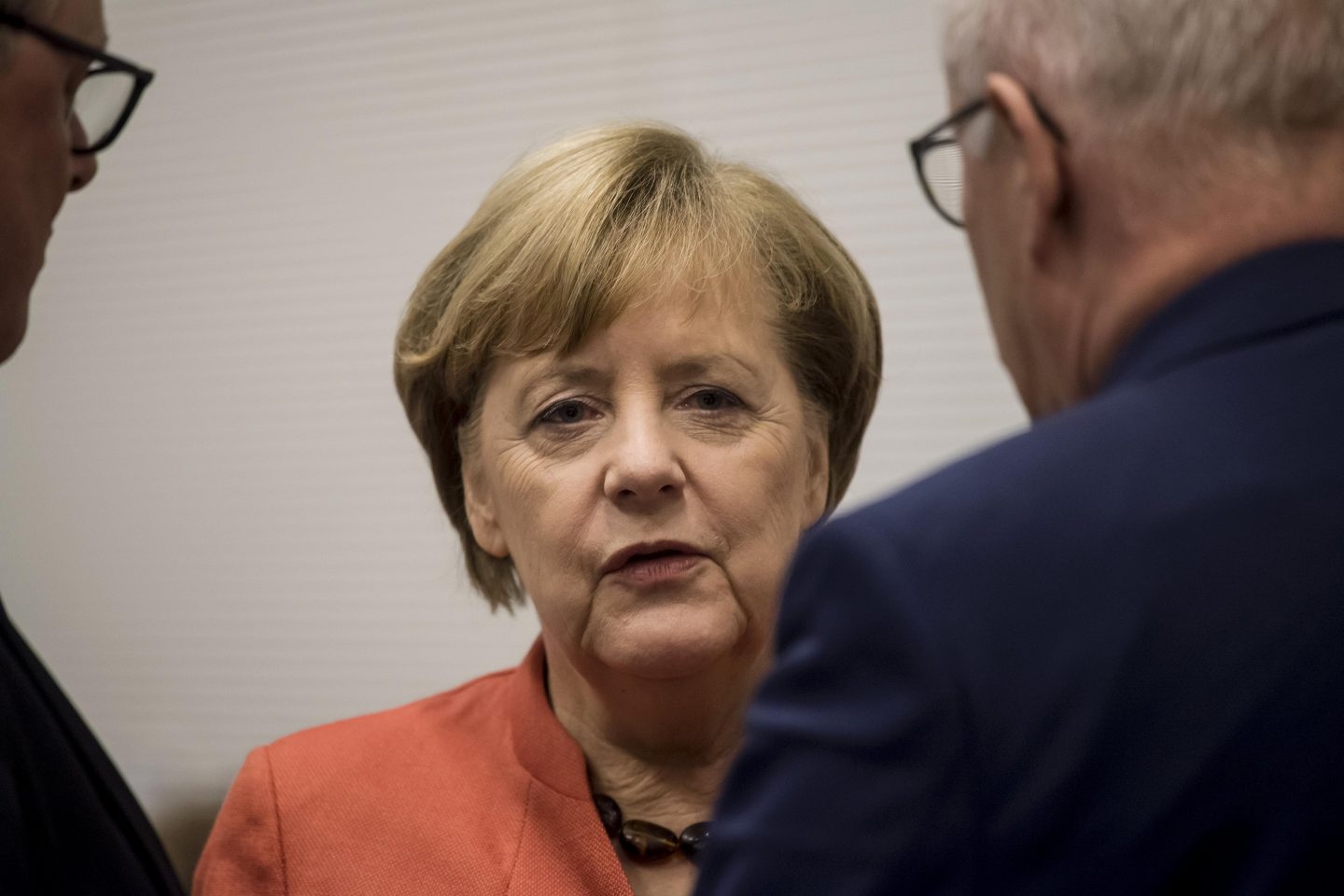 La cancilller Angela Merkel conversa con sus colaboraderes, en Berlín.