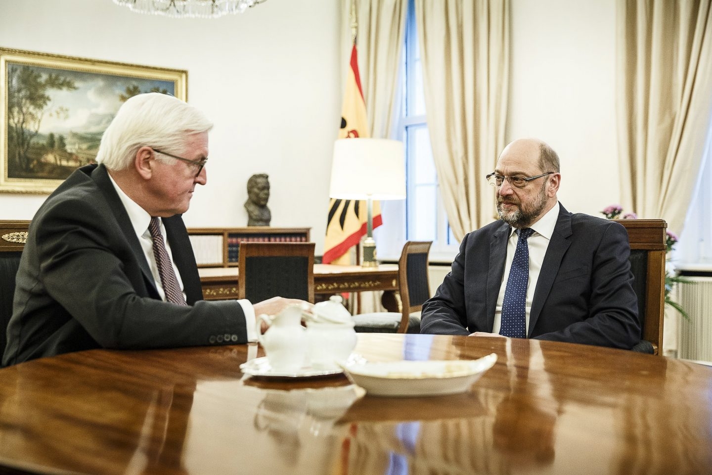 El presidente de Alemania conversa con el líder socialdemócrata, Martin Schulz, para evitar nuevas elecciones.