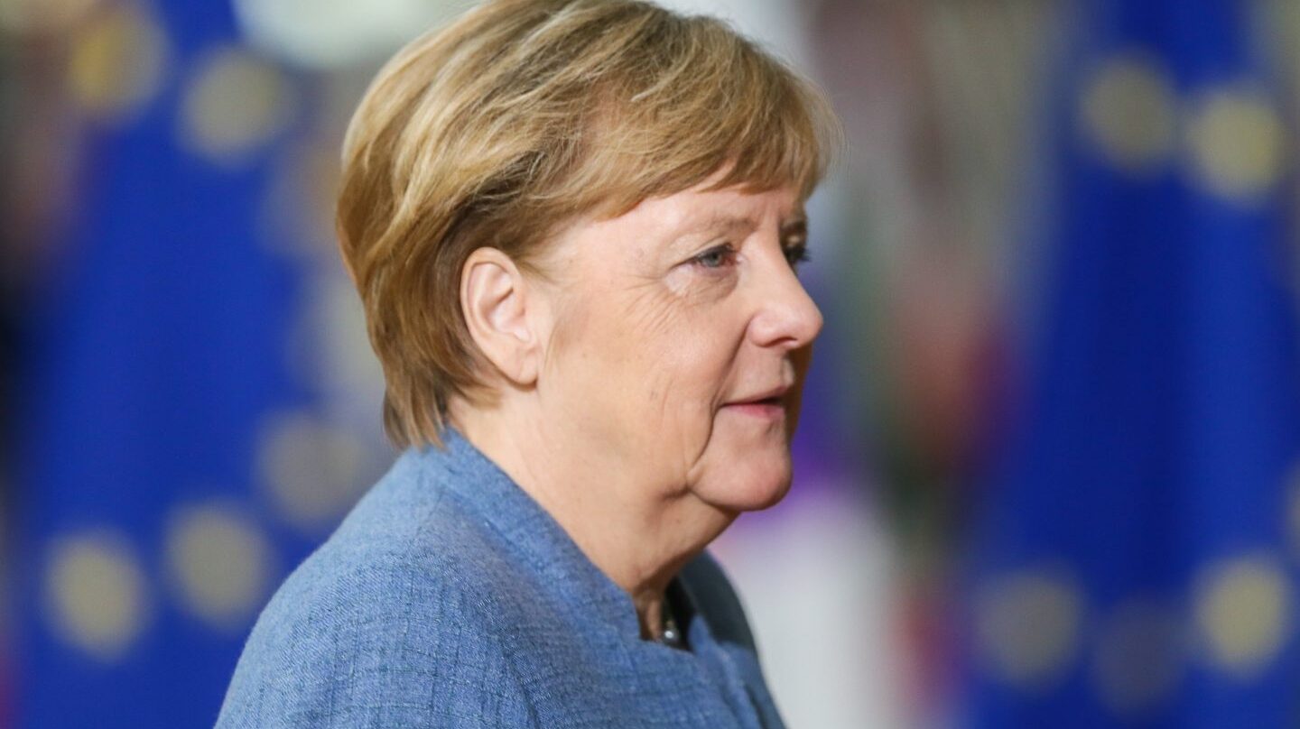 La canciller Angela Merkel, ahora más vulnerable, acude a Bruselas a una cumbre de la UE.