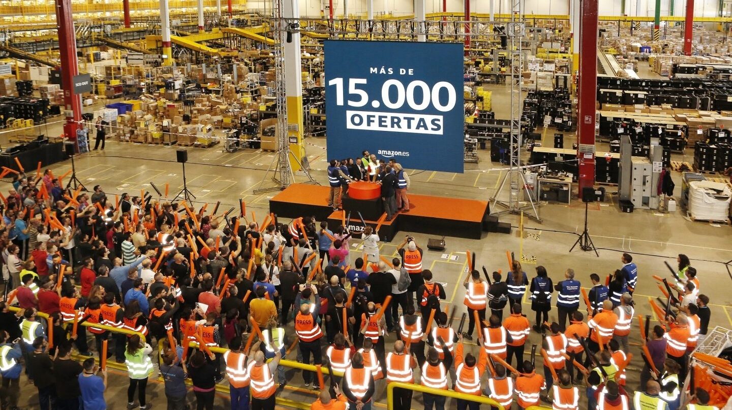 Presentación de las ofertas de Amazon para el Black Friday en una de las plantas de la empresa.