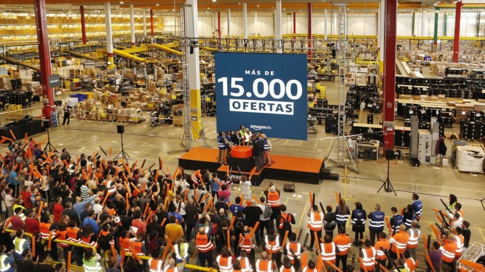 Presentación de las ofertas de Amazon para el Black Friday en una de las plantas de la empresa.