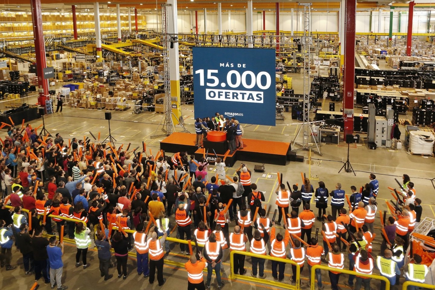 Presentación de las ofertas de Amazon para el Black Friday en una de las plantas de la empresa.